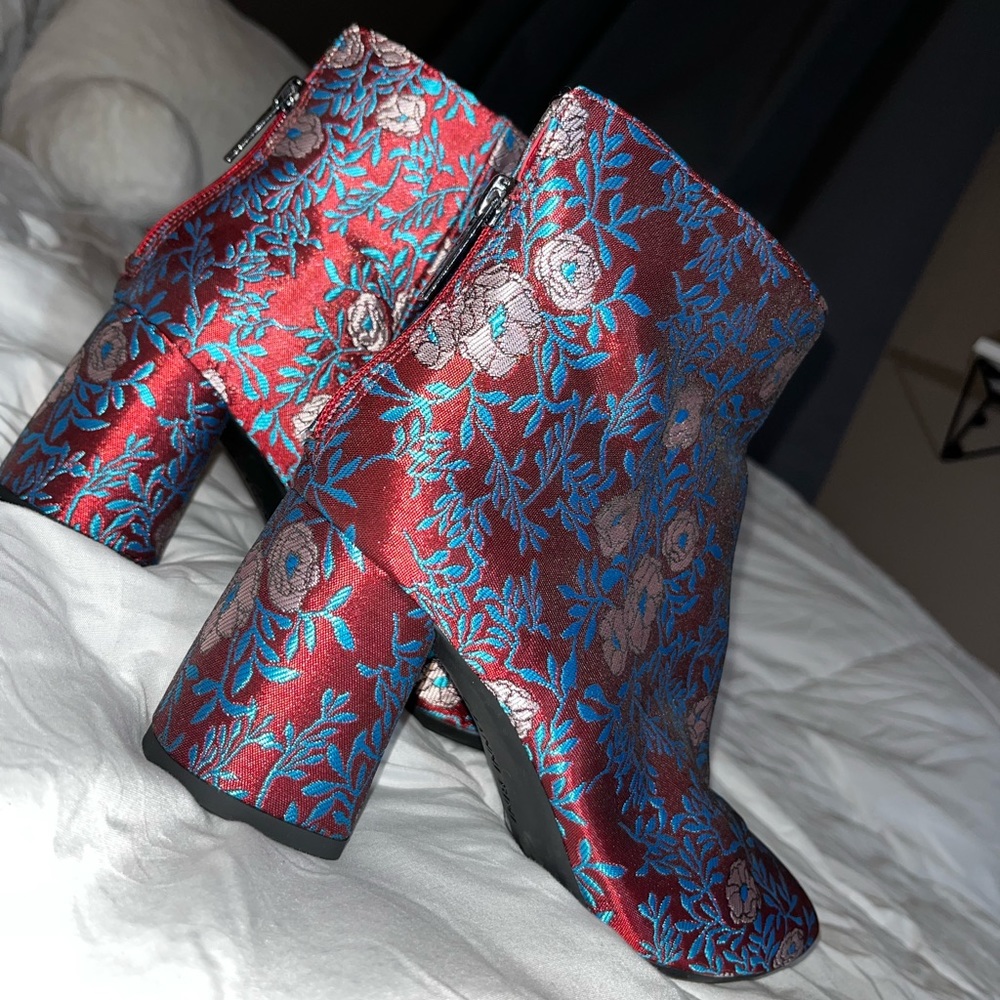 NWT $99 GIANNI BINI Floral Brocade Boots – Sz 7.5